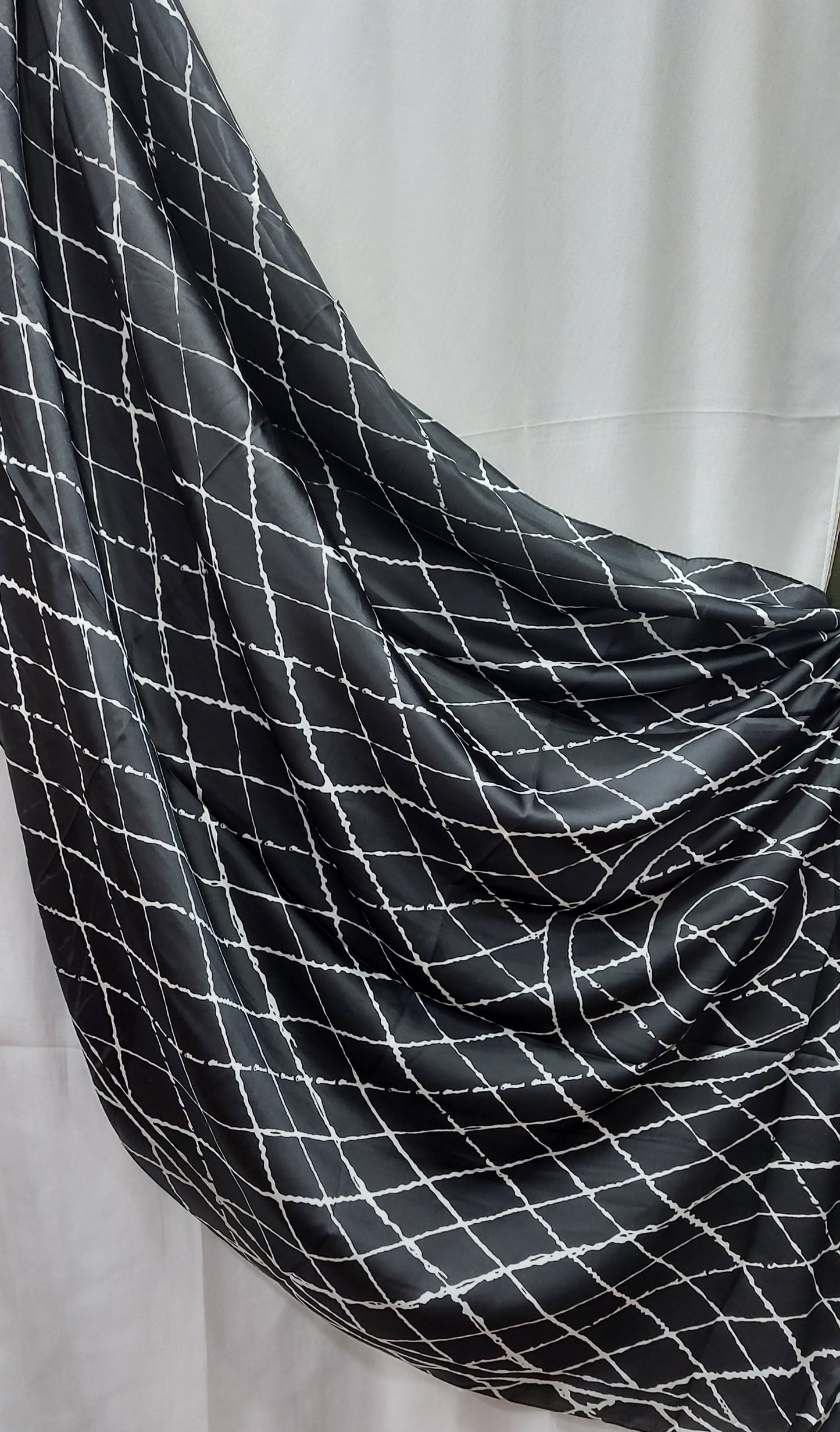 Printed Silk-Grid Black