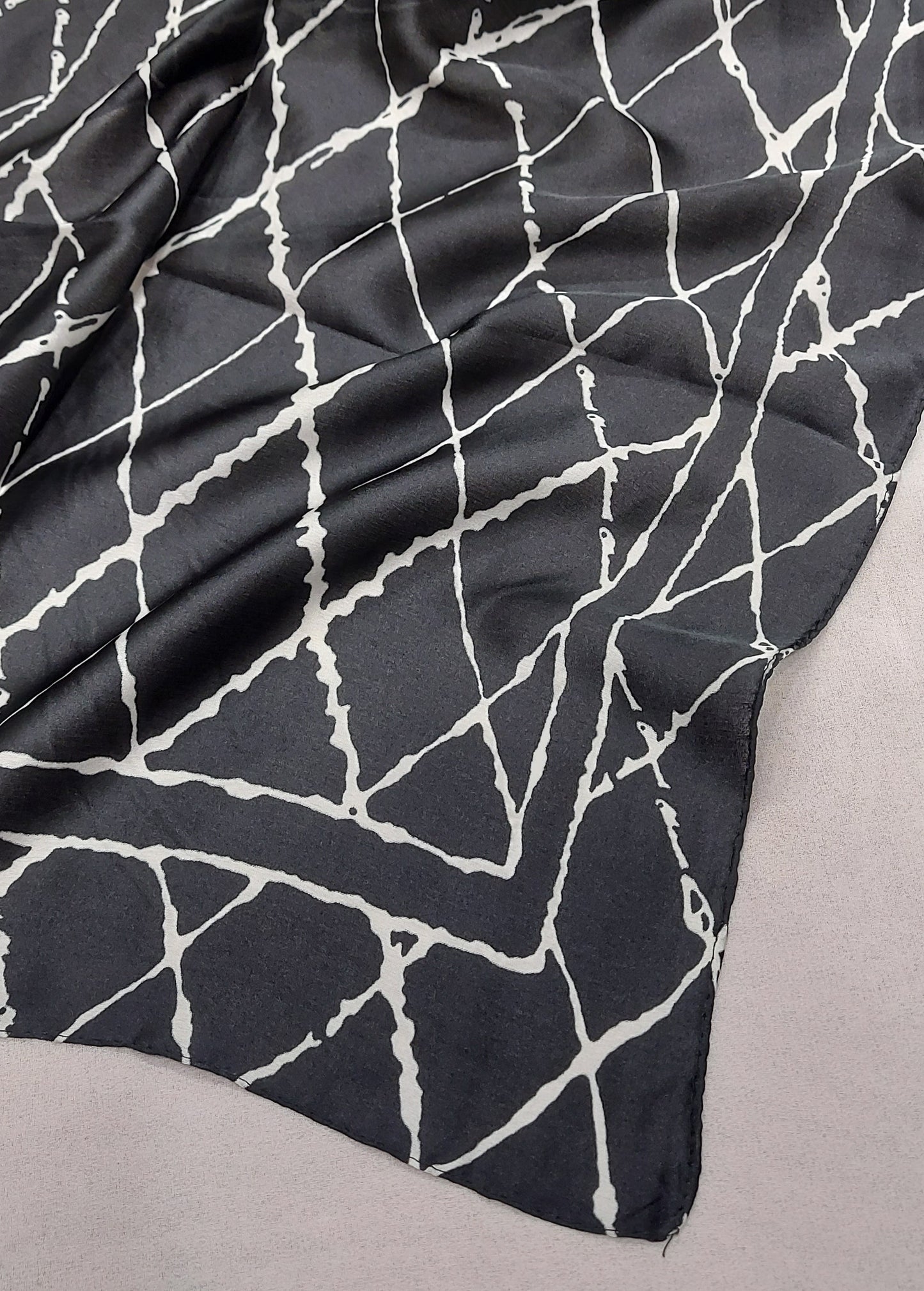 Printed Silk-Grid Black